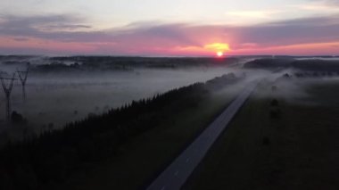 Gün batımında siste otoyolun en üst görüntüsü..