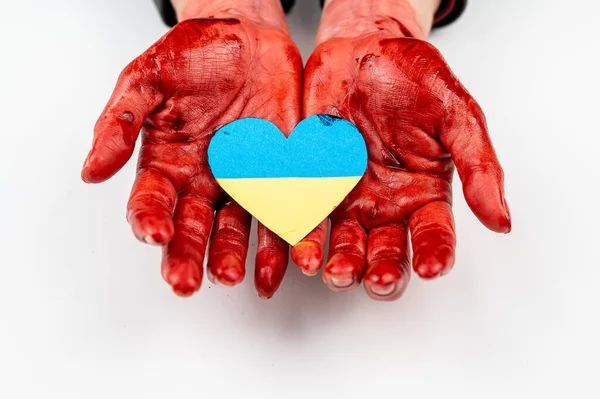 白地にウクライナの旗を胸に手を血で覆っている女性. — ストック写真