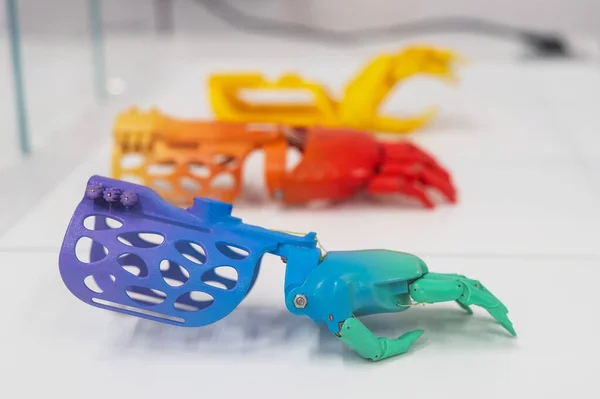 Échantillons de mains prothétiques multicolores pour enfants en plastique 3D. — Photo
