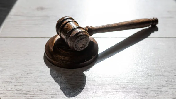 Wooden judicial gavel on a wooden laminate. — Stock Photo, Image