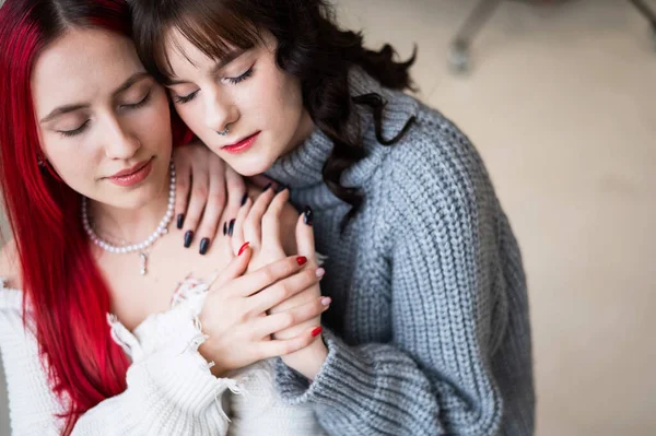 Portret van jonge blanke vrouwen in een relatie. LGBT. — Stockfoto