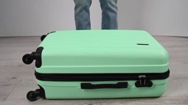 Bir kadın plastik bavul için kaza testi yapıyor. Yavaş çekim. 