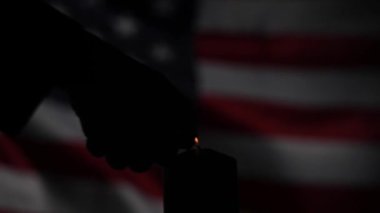 Amerika Birleşik Devletleri 'nin bayrağını sallayan arka planda yanan mum..