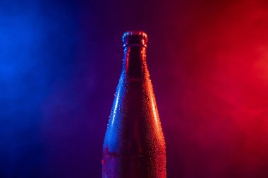 Mavi pembe sisli cam bira şişesi.