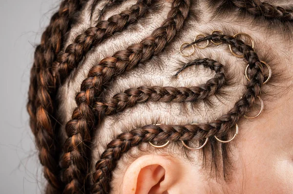 Närbild av flätor på huvudet av en kaukasisk kvinna. — Stockfoto