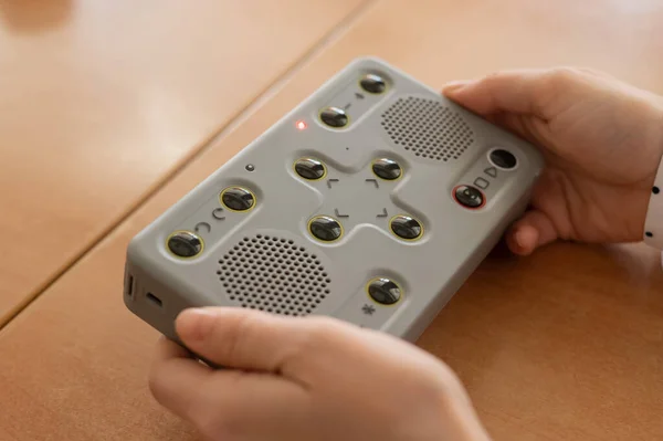 A blind woman using an audiobook player for the visually impaired. Tiflo Flash Player. — Stock Photo, Image