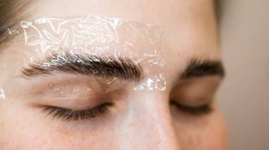 Kalıcı stil ve kaş boyama prosedürü üzerine beyaz kadın..