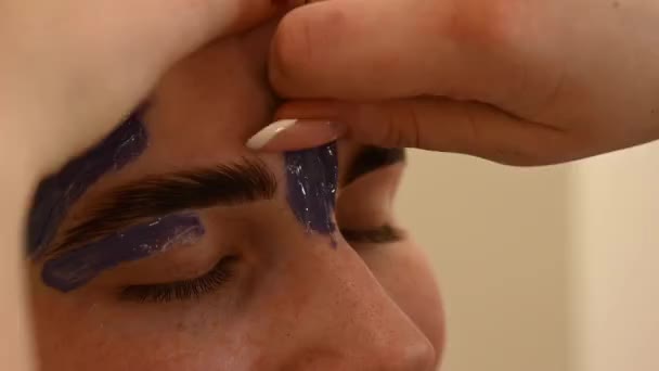 Eyebrow correction. The master removes excess hairs with wax. — Stock Video