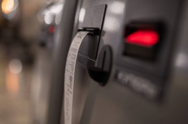 ATM 'nin yakın plan parmak izleri..