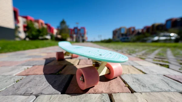 Gros plan d'un penny board en plein air par une chaude journée d'été. — Photo