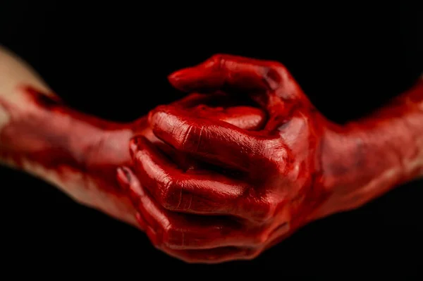 Frauenfäuste in Blut auf schwarzem Hintergrund. Faust und Handfläche. — Stockfoto
