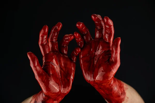Жіночі руки в крові на чорному тлі . — стокове фото