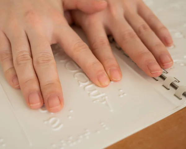 女性はデコーダを使って点字のアルファベットを学びます. — ストック写真