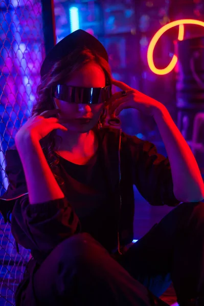 Güneş gözlüklü beyaz kadın. Sis içinde Neon Stüdyoda poz veriyor.. — Stok fotoğraf