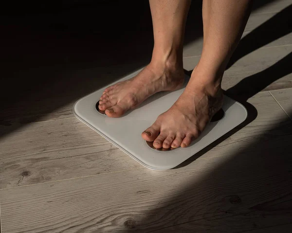Крупный план женских ног на электронных весах. — стоковое фото