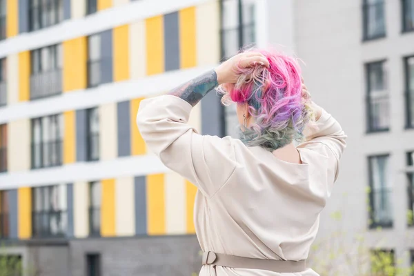 Ritratto di donna di mezza età con capelli multicolori passeggia per le strade della città. — Foto Stock
