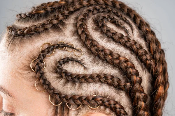 Close-up de tranças na cabeça de uma mulher caucasiana. — Fotografia de Stock