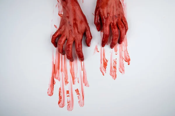 Manos femeninas en sangre sobre fondo blanco. —  Fotos de Stock