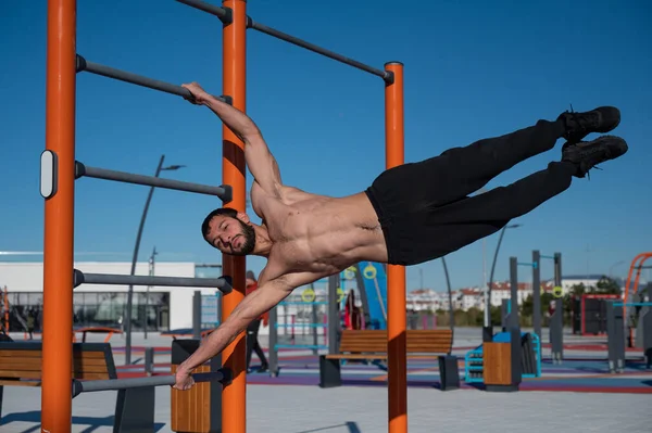 Shirless man doet menselijke vlag buiten. — Stockfoto