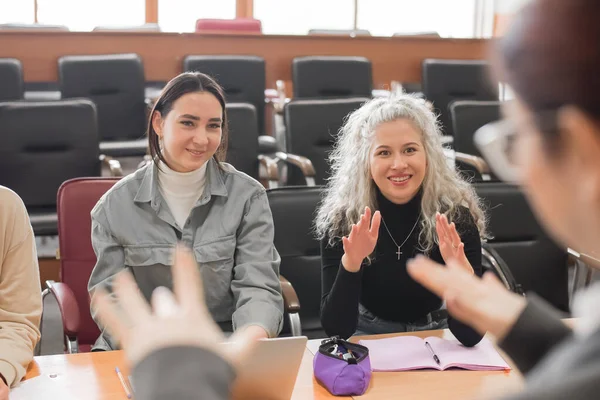 O professor e os alunos se comunicam em língua de sinais na sala de aula. Deficientes auditivos e surdos — Fotografia de Stock