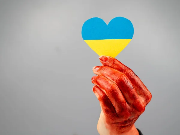 白地にウクライナの旗を胸に手を血で覆っている女性. — ストック写真