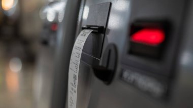 ATM 'nin yakın plan parmak izleri..