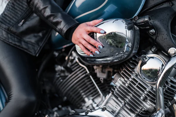 Nahaufnahme einer weiblichen Hand auf einem Motorrad. — Stockfoto