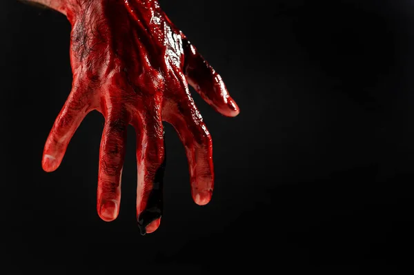 Primo piano di una mano maschile macchiata di sangue su sfondo nero. — Foto Stock