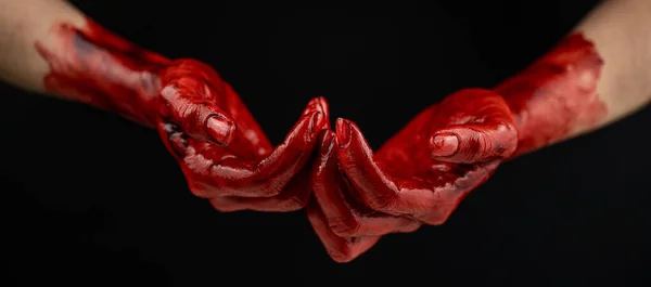 Γυναίκες χέρια στο αίμα σε μαύρο φόντο. — Φωτογραφία Αρχείου