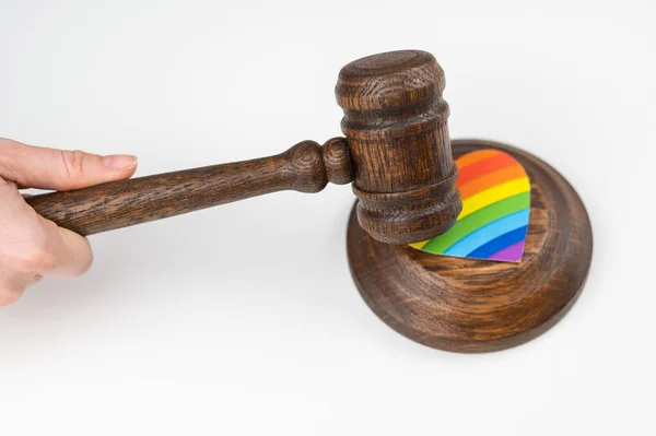 O juiz bate em um coração com uma bandeira do arco-íris com um martelo. — Fotografia de Stock