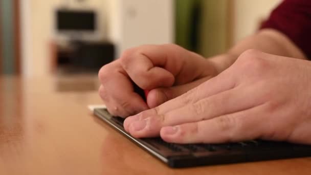 Un hombre usa una plantilla especial y un lápiz para escribir una carta en braille. — Vídeo de stock