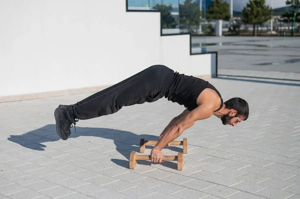 Férfi csinál egyensúly gyakorlat padlón bárok fitness. — Stock Fotó