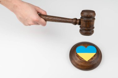 Beyaz arka planda Ukrayna bayrağıyla hakimlere vuran kadın.. 