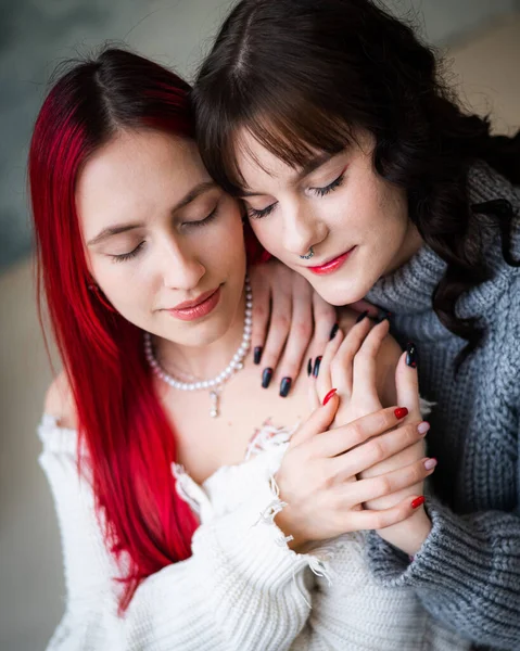 Portrait de jeunes femmes caucasiennes en couple. LGBT. — Photo