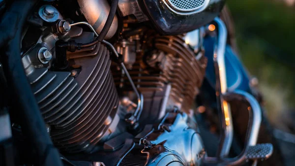 Γκρο πλαν χρωμίου μέρη μοτοσικλέτας σε εξωτερικούς χώρους — Φωτογραφία Αρχείου