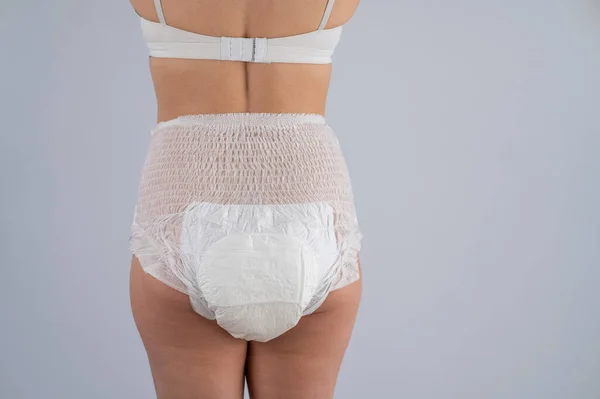 Vista trasera de una mujer en pañales para adultos. Problema de incontinencia. —  Fotos de Stock
