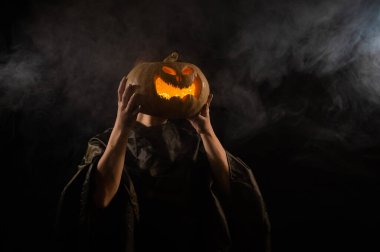 Kadın kafası yerine Balkabağı Jack o Lantern. Cadılar Bayramı
