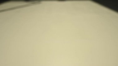 Mavi zarlar beyaz bir masaya ağır çekimde atılır.. 