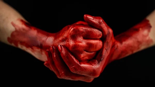 Kvinnor knytnävar i blod på en svart bakgrund. Näven och handflatan. — Stockfoto