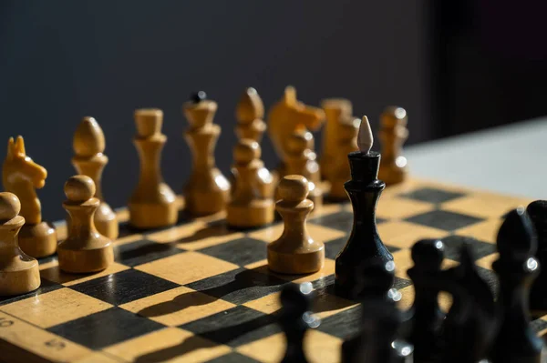 Tablero de ajedrez de madera al sol. Blanco y negro. —  Fotos de Stock