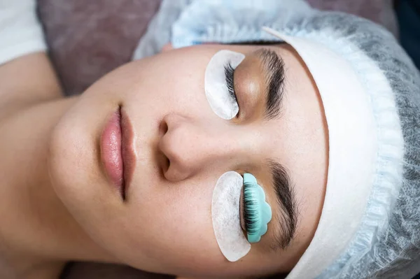 Kirpik kaplamalı beyaz kadın prosedürü. Öncesi ve sonrası. 