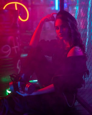 Neon Stüdyoda sis içinde poz veren beyaz bir kadın..