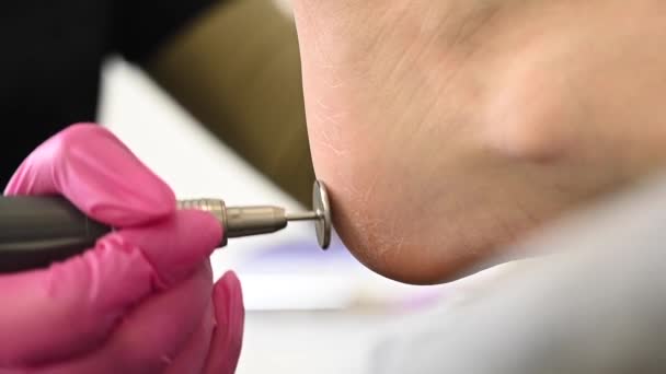 Woman on professional pedicure procedure by abrasive disc machine in beauty salon. — Stock Video