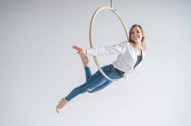 Gündelik giysiler ve yüksek topuklu ayakkabılar giyen beyaz bir kadın.. 