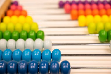 Parlak renkli el abaküsü. Çocuklar aritmetik çalışmak için tahta oyuncaklar.