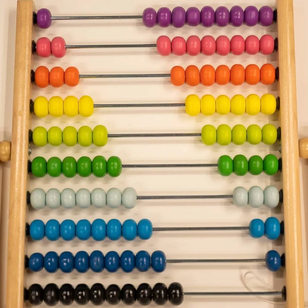Parlak renkli el abaküsü. Çocuklar aritmetik çalışmak için tahta oyuncaklar. — Stok fotoğraf