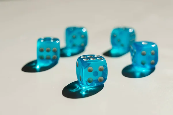 Πέντε διαφανή μπλε ζάρια σε ένα λευκό τραπέζι. — Φωτογραφία Αρχείου
