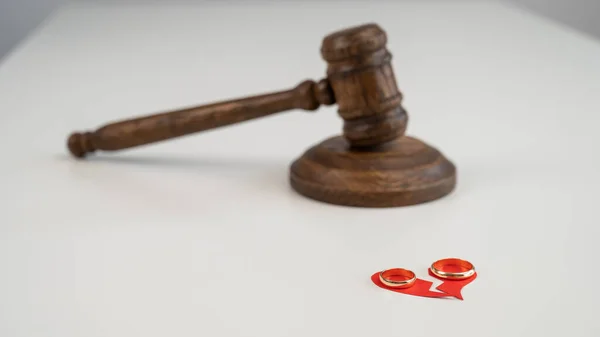 Judicial gavel broken heart and wedding rings. — Stock Photo, Image