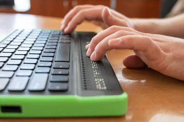 Um cego usa um computador com um monitor Braille e um teclado de computador. Dispositivo inclusivo. — Fotografia de Stock