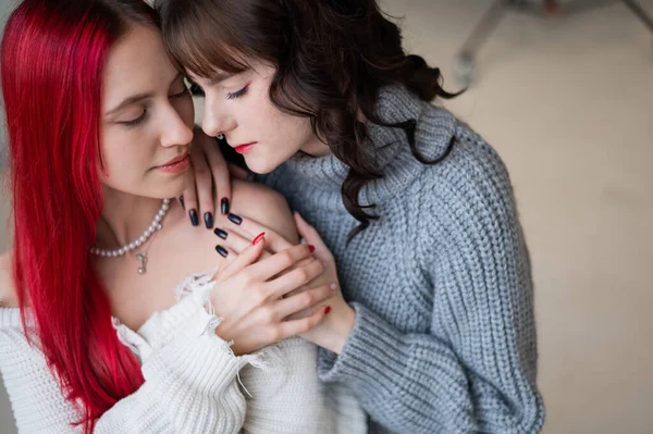 Bir ilişkideki genç beyaz kadın portresi. LGBT. 